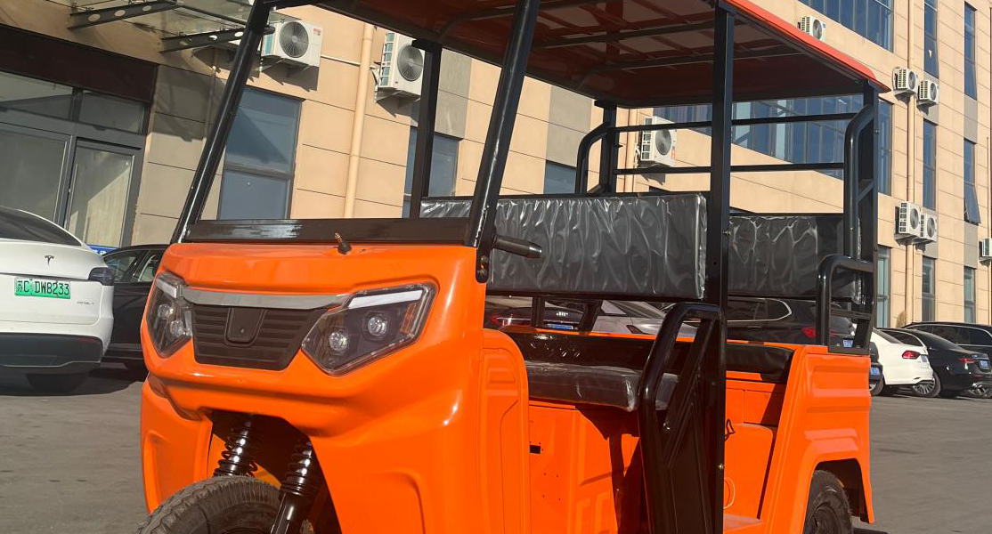 tuktuk Electric 3 Wheel Motorcycle – Luxury Canopy 3+1 – 2000W Motor, 3 Passengers, Open Canopy Design, 45km/h, LED Display, Integral Rear Axle